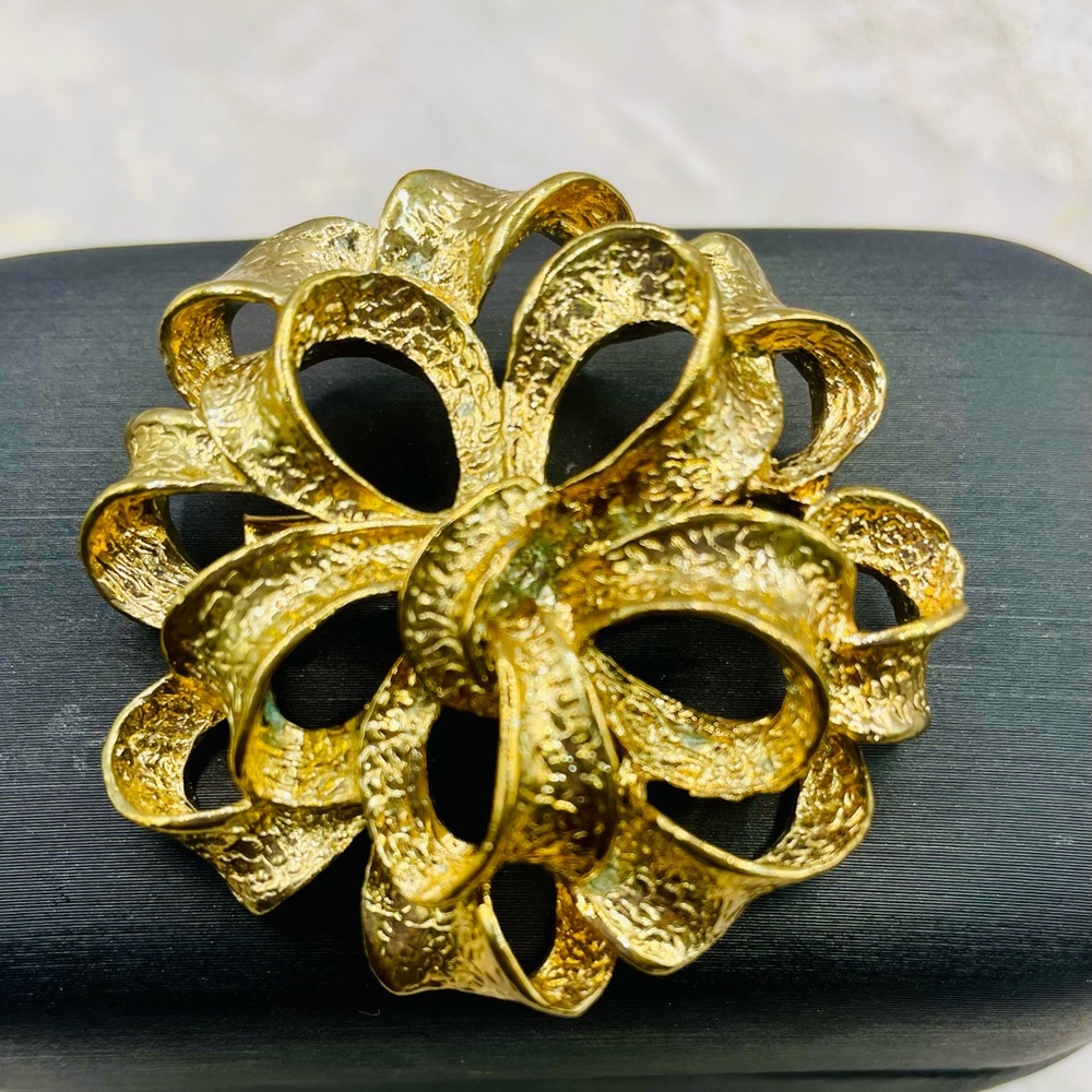 Gold-Tone Vintage Floral Open Ribbon Brooch Pin